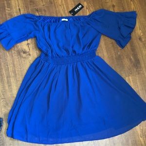 Bell sleeve . Ruffle . Off shoulder dress